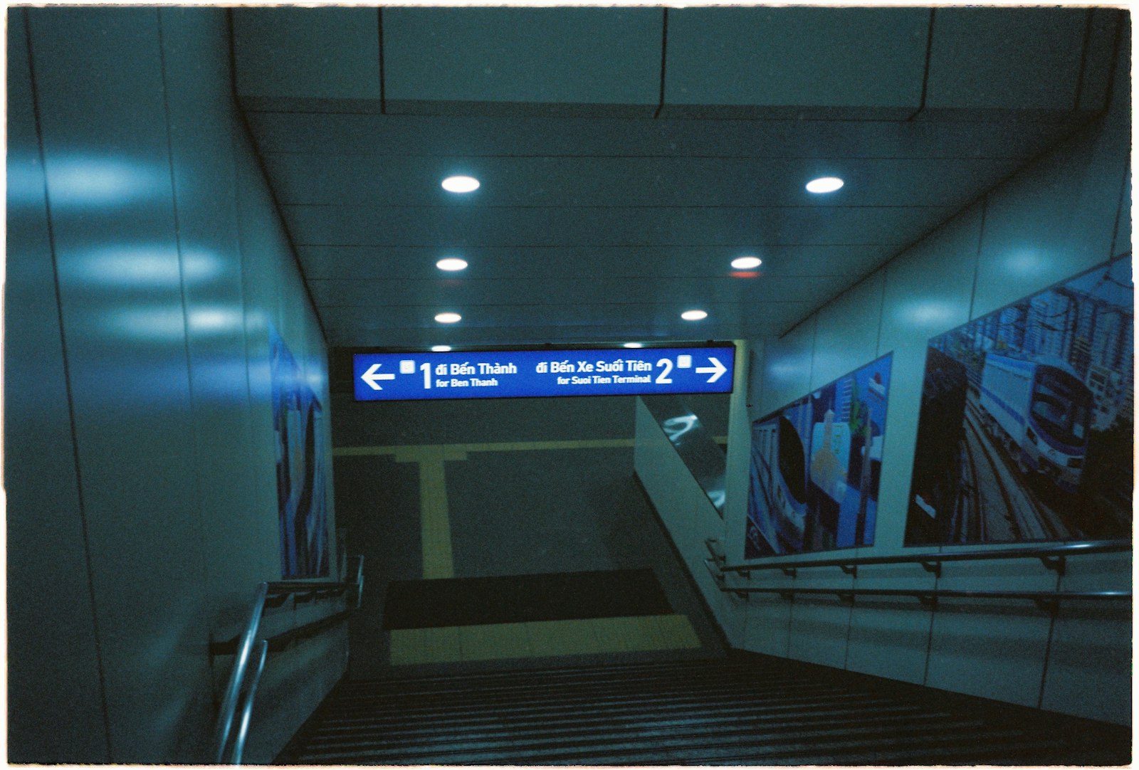 Directional sign above a staircase in a metro passageway