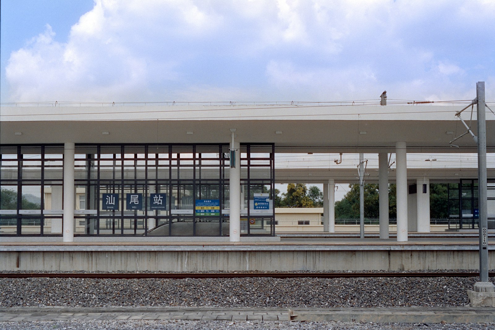 Train station concourse leading to the platforms
