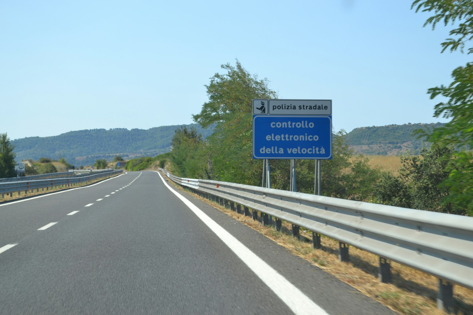Speed control warning sign beside an Italian road